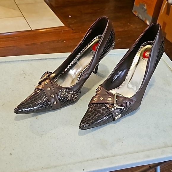 Red Circle Heels, Sz 8.5, Brown, Buckle Design Silvertone Round & Square Studs - Picture 7 of 16